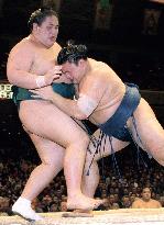 Two yokozuna keep two-way lead at New Year sumo